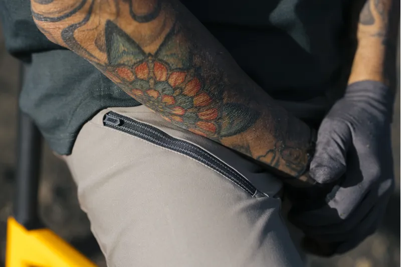 Q36.5 Baggy Shorts Adventure : Gravel Shorts : KAKI-7