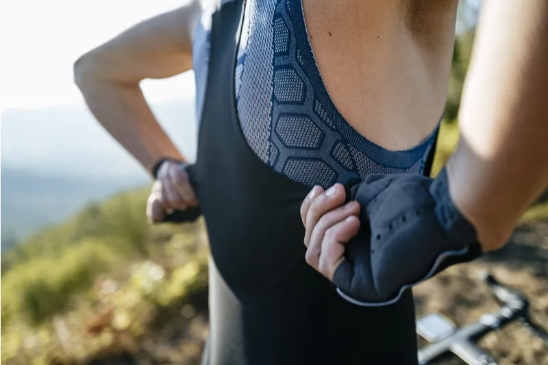 Q36.5 Gregarius ESSENTIAL Bib Shorts : Black-2