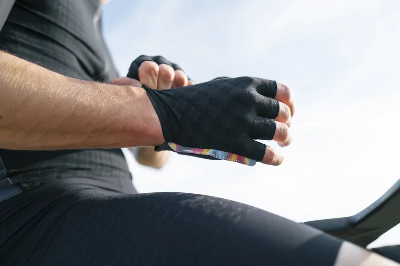 Q36.5 Dottore CLIMA Summer Gloves : BLACK-3