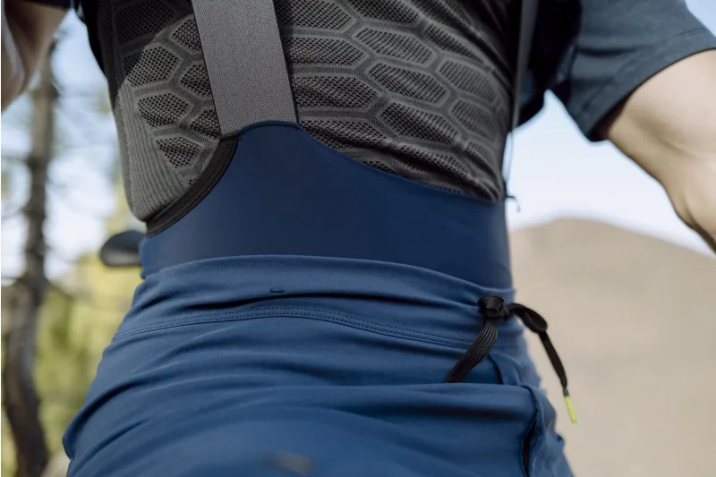 Q36.5 Adventure Cargo Bib Shorts : NAVY-8