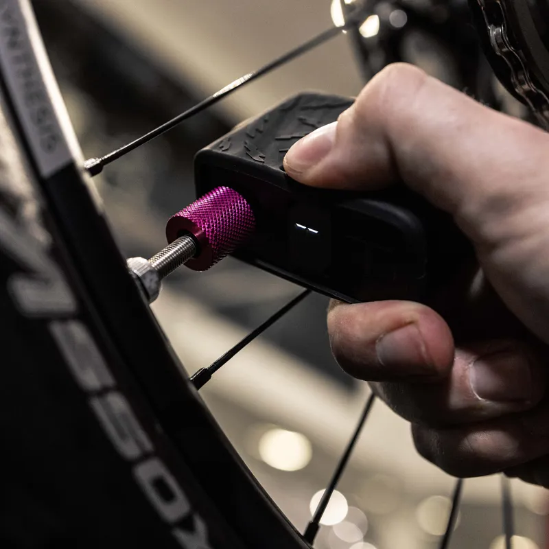 Muc Off Airmach Electric Mini PRO Inflator-1