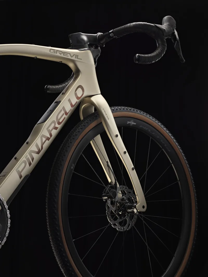 Pinarello Grevil F1 : Shimano GRX610 2x11 : Atlai Dust-3
