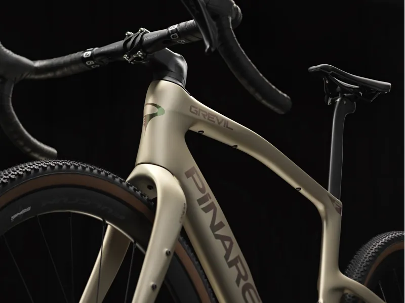 Pinarello Grevil F1 : Shimano GRX610 2x11 : Atlai Dust-4