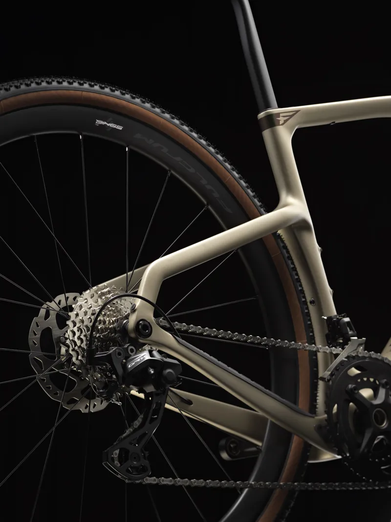 Pinarello Grevil F1 : Shimano GRX610 2x11 : Atlai Dust-7