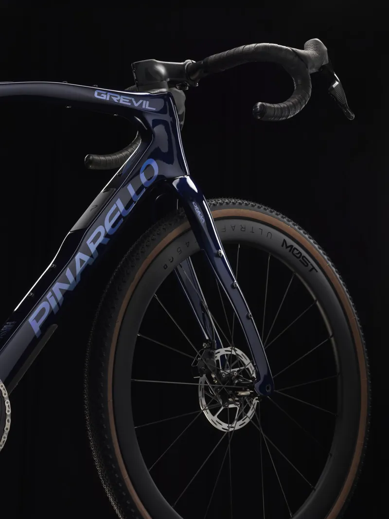 Pinarello Grevil F5 : SRAM Rival AXS 1x13 XPLR : Lapland Sky-3