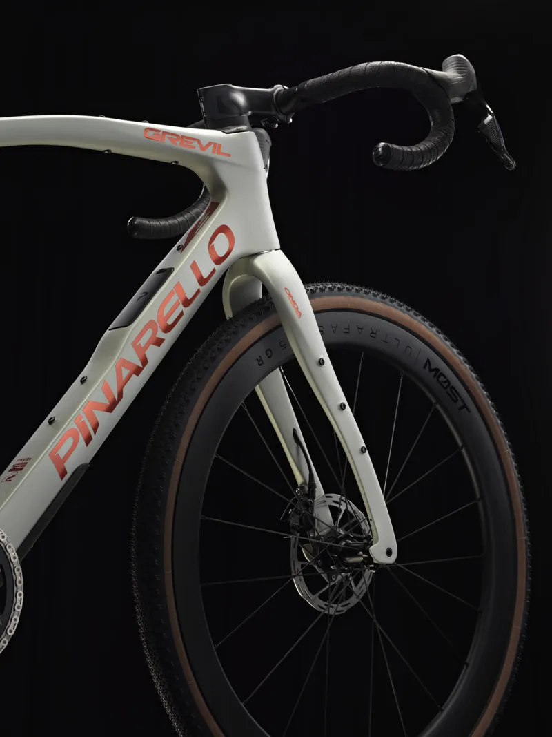 Pinarello Grevil F7 : SRAM Force AXS 1x13 XPLR : Moab Amber-3