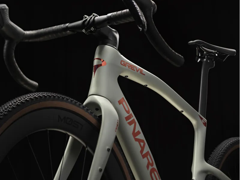 Pinarello Grevil F7 : SRAM Force AXS 1x13 XPLR : Moab Amber-4