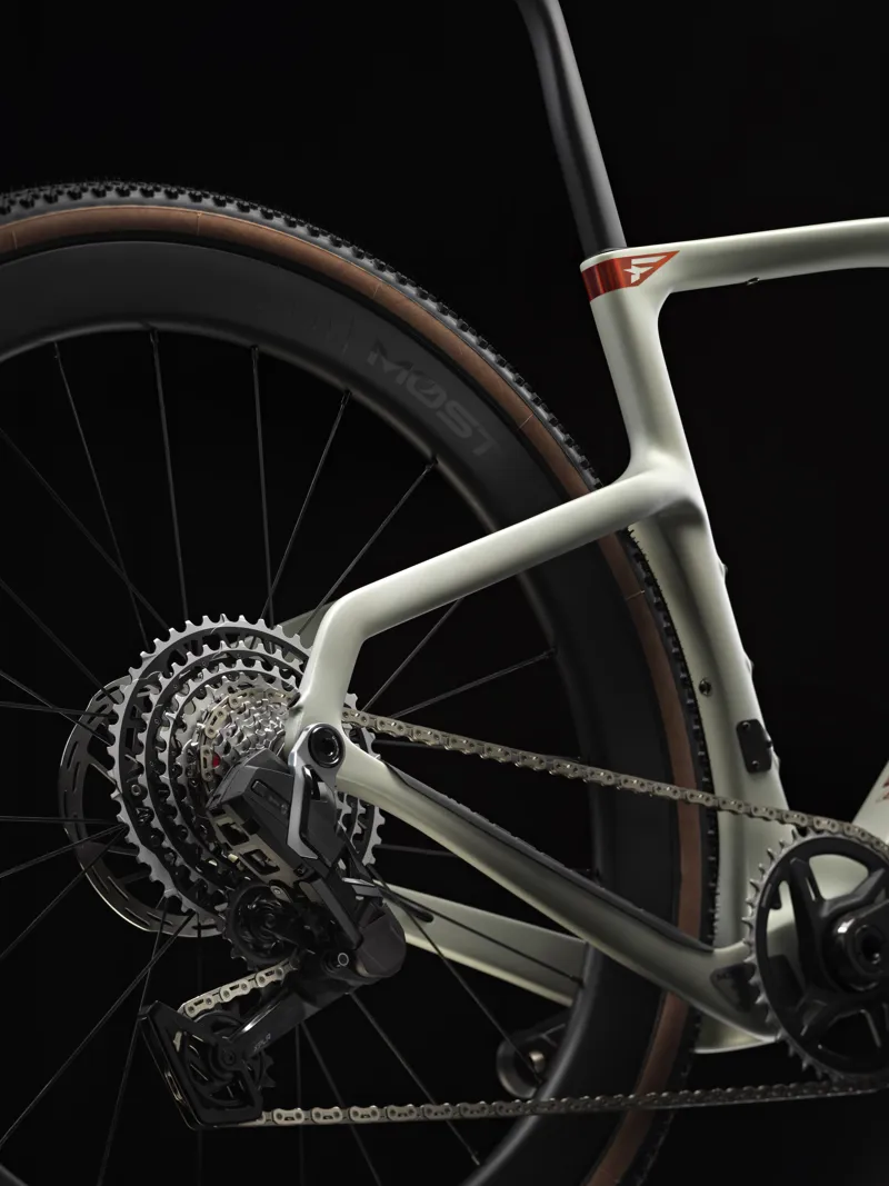 Pinarello Grevil F7 : SRAM Force AXS 1x13 XPLR : Moab Amber-7