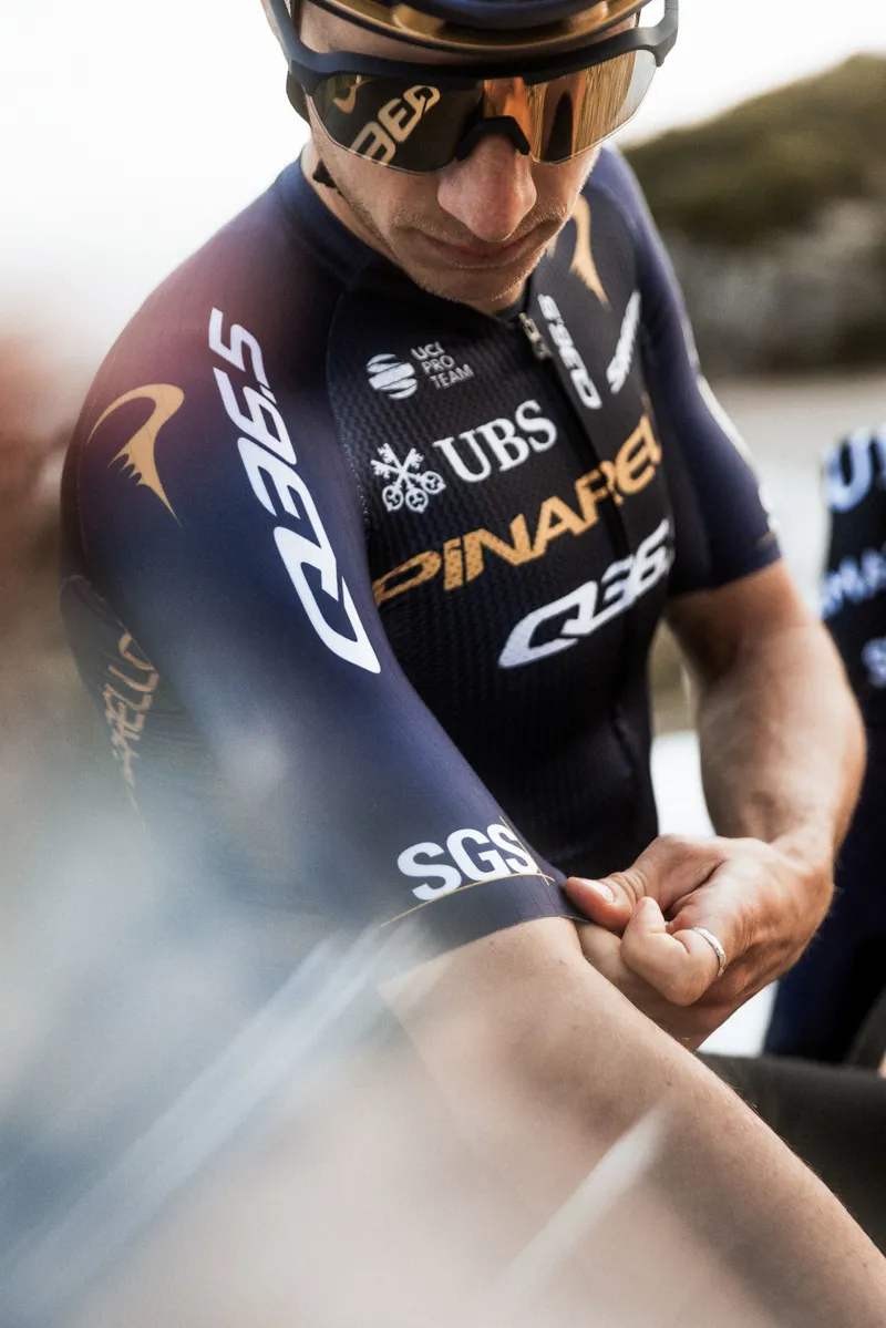 Q36.5 Gregarius Clima PRO : Pinarello - Q36.5 PRO Cycling Team Jersey-2