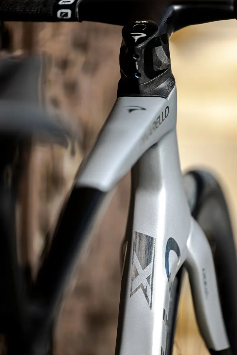 Pinarello X7 : Shimano ULTEGRA Di2 and MOST Carbon UF45: SATURN SILVER-8