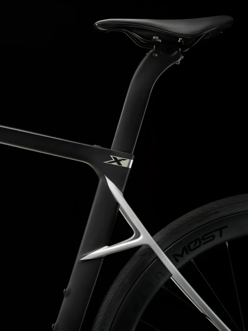 Pinarello X7 : Shimano ULTEGRA Di2 and MOST Carbon UF45: SATURN SILVER-3
