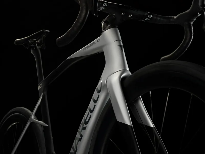 Pinarello X7 : Shimano ULTEGRA Di2 and MOST Carbon UF45: SATURN SILVER-6