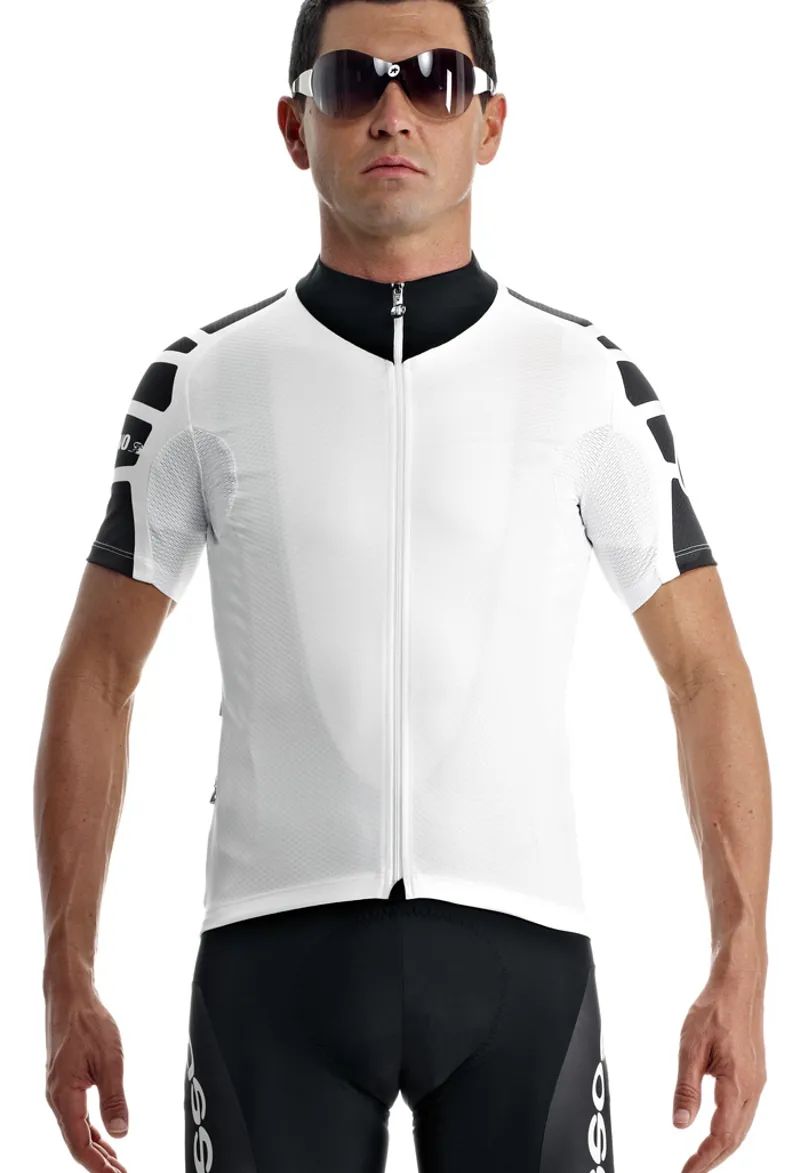 assosunos7white.jpg?width=1998