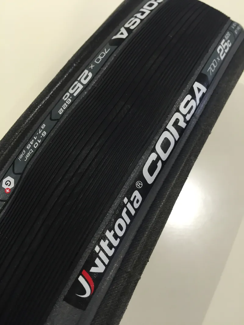 ヴィットリア  Corsa G+ Isotech 700×25c ブラック 2本 Amazon | Vittoria(ヴィットリア) CORSA TUBELESS READY G2.0