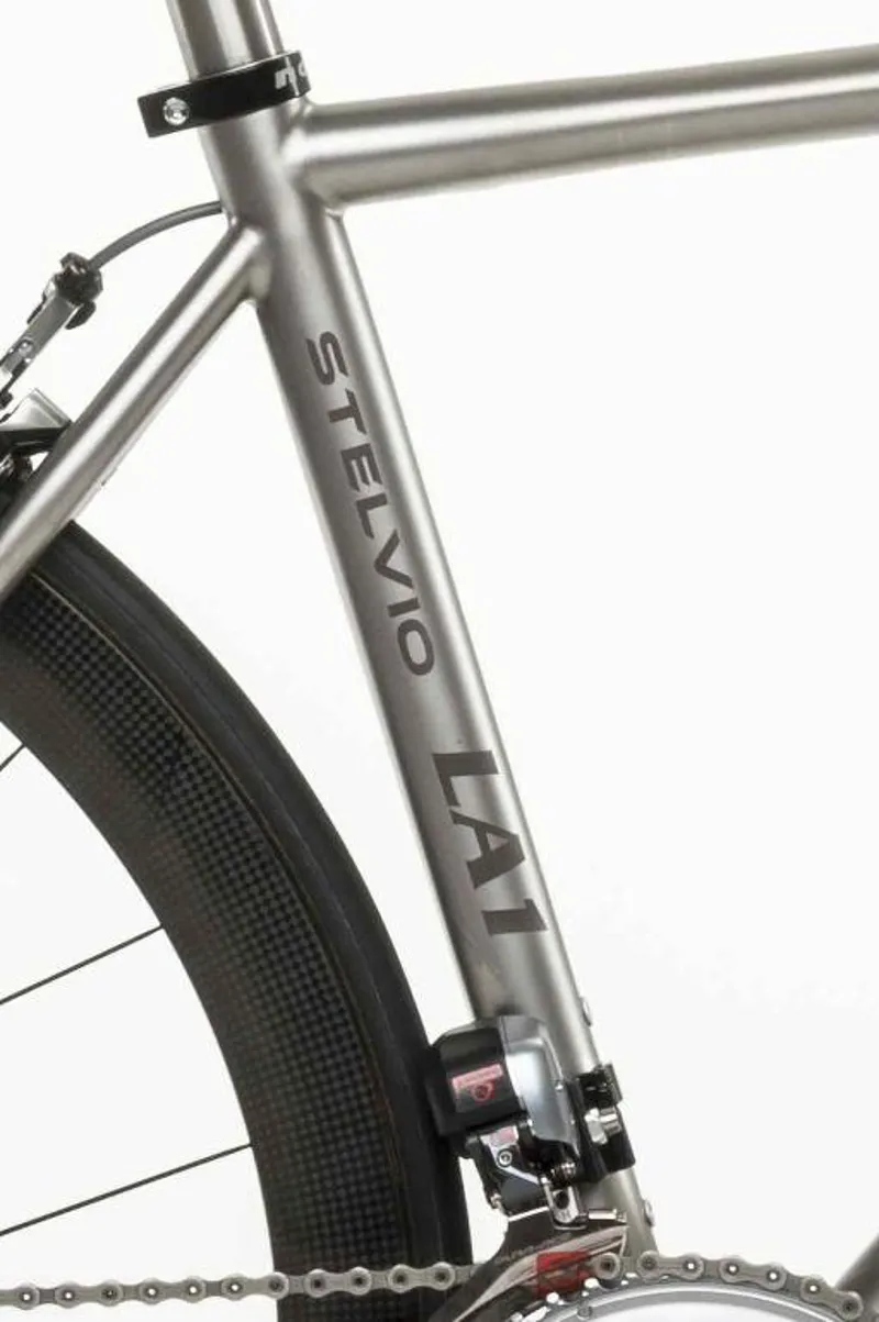 Nevi Titanium Bikes : Stelvio : FRAME : Electronic Routing-3