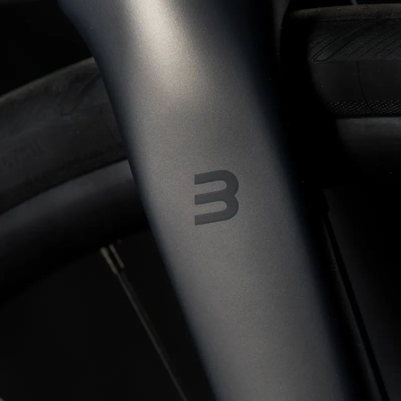 2022 Basso VENTA DISC Carbon Road Bike with 105 in Anthracite-4