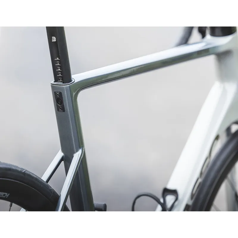 2023 Basso Astra Disc Chorus 12 Speed Road Bike in Asphalt Grey-1