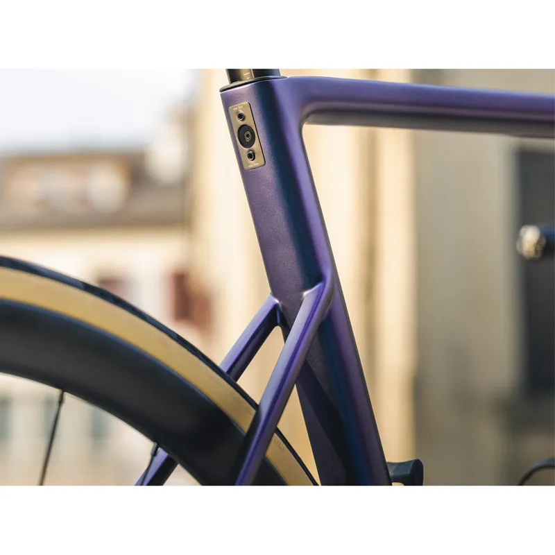 2023 Basso Astra Disc Ultegra Di2 Road Bike in Chameleon Purple-2