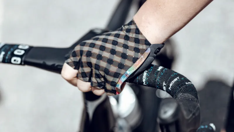 Q36.5 Dottore CLIMA Summer Gloves : OLIVE-3