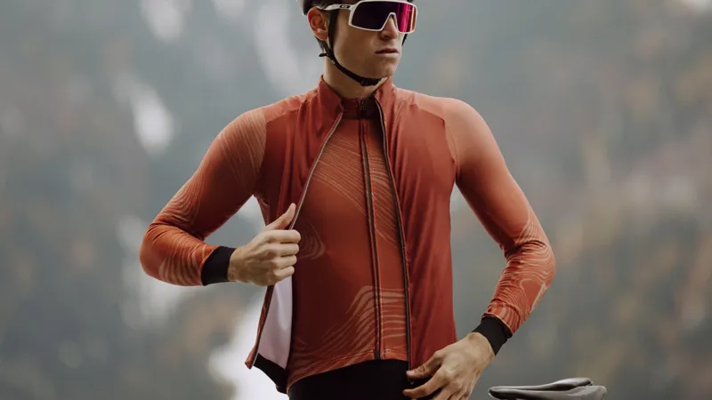 Q36.5 Gregarius Hybrid Vest : BRICK RED-3