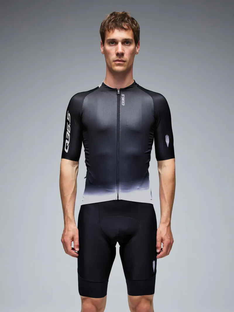 Q36.5 Gregarius PRO Jersey : COLLAR FADE : BLACK-1