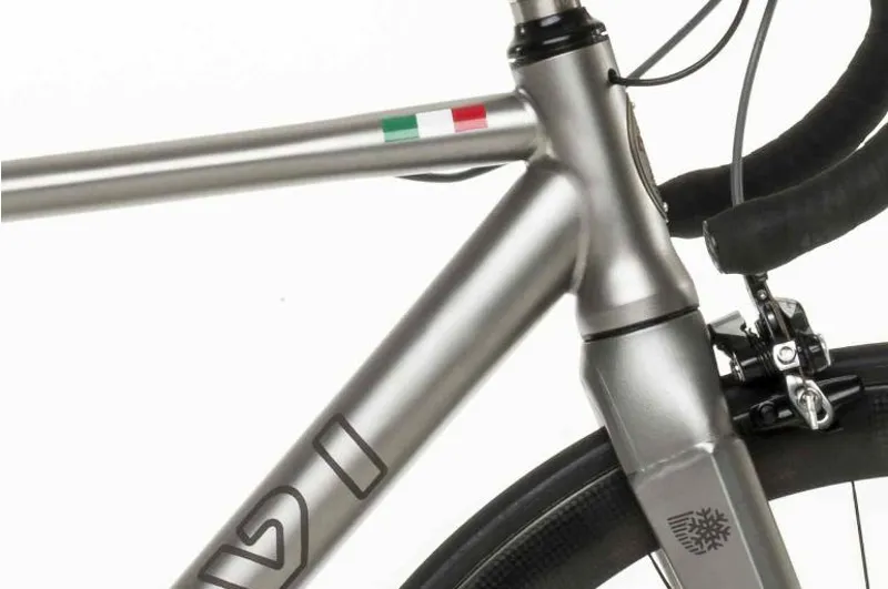 Nevi Titanium Bikes : Stelvio : FRAME : Electronic Routing-10