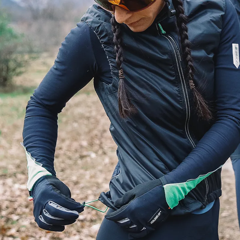 Q36.5 WOMENS Adventure Insulation Vest : NAVY BLUE-2